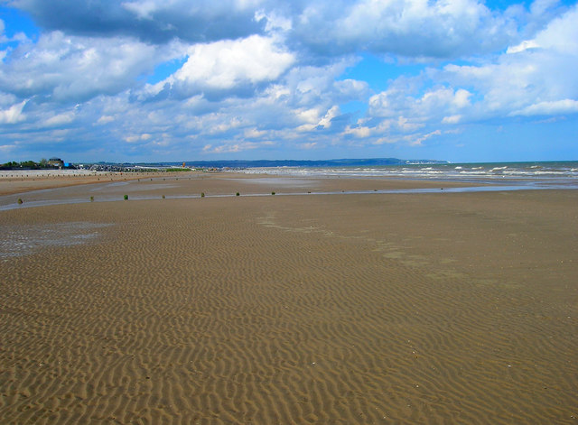 Dymchurch Beach © Simon Carey cc-by-sa/2.0 :: Geograph Britain and Ireland