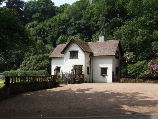 Lodge to Ruckley Grange © John M cc-by-sa/2.0 :: Geograph Britain and ...