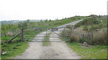 SH9233 : A bilingual request to close the gate at the entrance to the Cefn-ddwygraig forest by Eric Jones