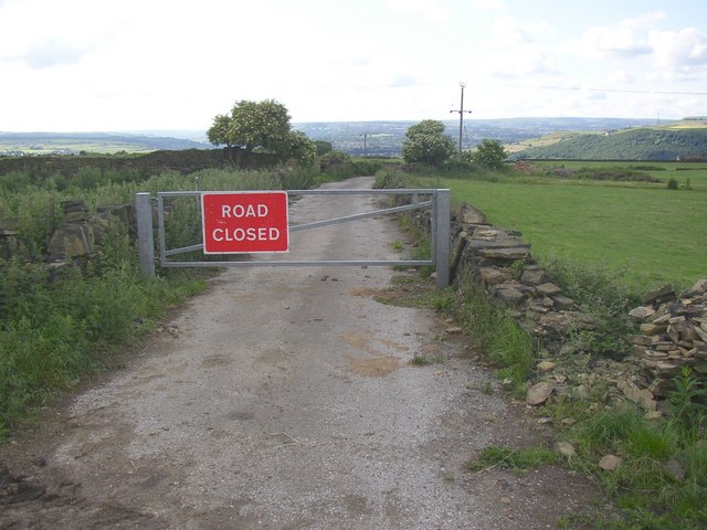 'Road Closed' sign at Moor Hey, Fixby (The part now in Calderdale District)