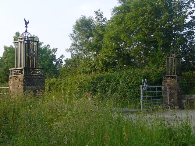 Gwarmacwydd gateposts