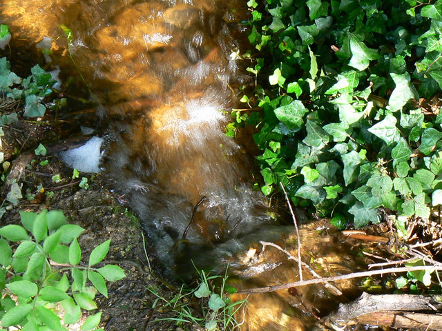 Water flowing from a lake, Cotswold Water Park