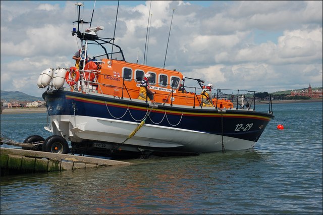 Launching Newcastle lifeboat (4 of 7)