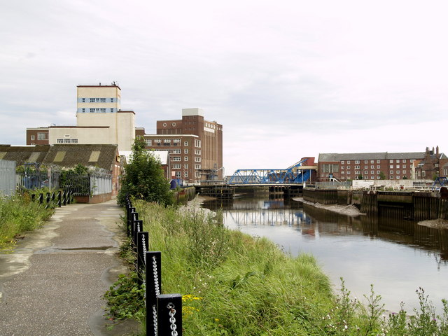 Footpath and River Hull just south of North Bridge