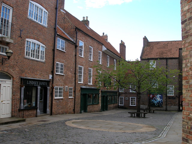 Green Dragon Yard © Carol Rose cc-by-sa/2.0 :: Geograph Britain and Ireland