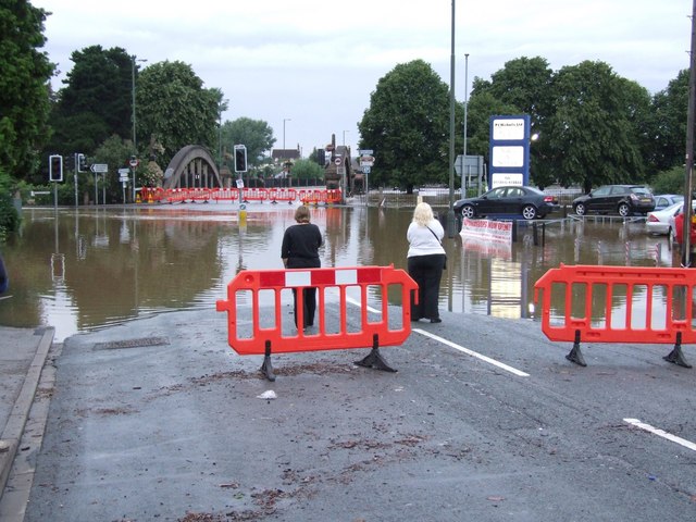 Flooded crossroads by the New Bridge.