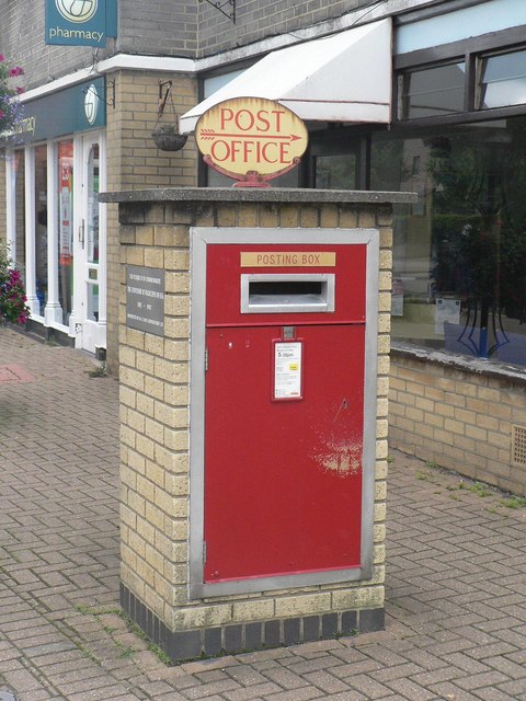 Highcliffe: postbox № BH23 39