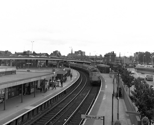 Poole station © Dr Neil Clifton cc-by-sa/2.0 :: Geograph Britain and ...