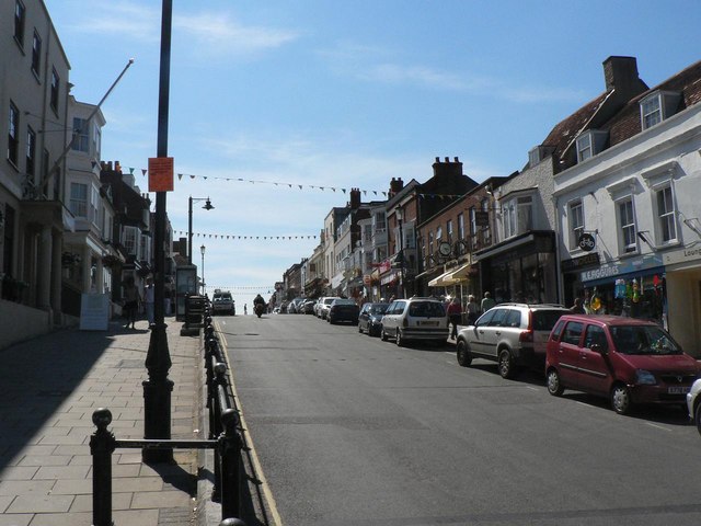 Lymington: High Street (lower part) © Chris Downer cc-by-sa/2.0 ...