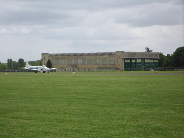 Runway on Hullavington Aerodrome © Ben Croft cc-by-sa/2.0 :: Geograph ...