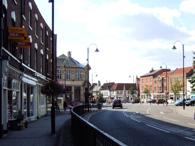 Selby - Park Street / The Crescent © David Ward cc-by-sa/2.0 ...