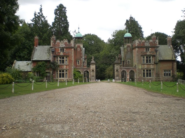 Lodges and gate, Sennowe Hall and Park © Nigel Jones cc-by-sa/2.0 ...