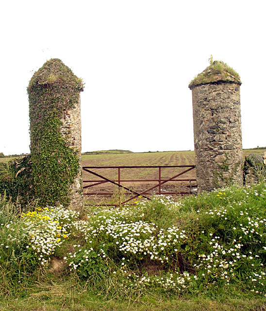 Grand gate posts