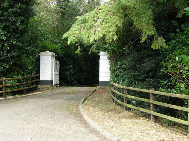 Entrance to Darty Lodge