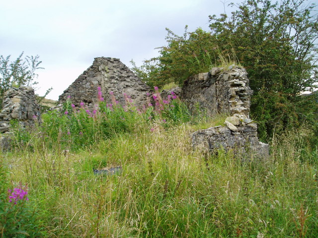 Ruins of Darngarroch Cottage, Laurieston... © Bob Peace cc-by-sa/2.0 ...