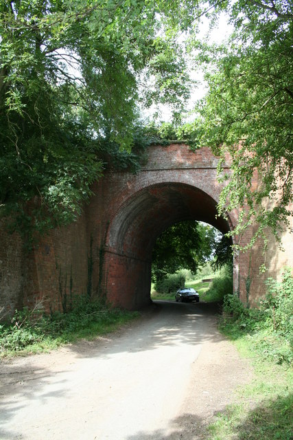 Redundant Bridge © Geoff Evans cc-by-sa/2.0 :: Geograph Britain and Ireland