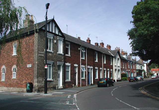 College Street, Sutton on Hull © Paul Glazzard cc-by-sa/2.0 :: Geograph ...