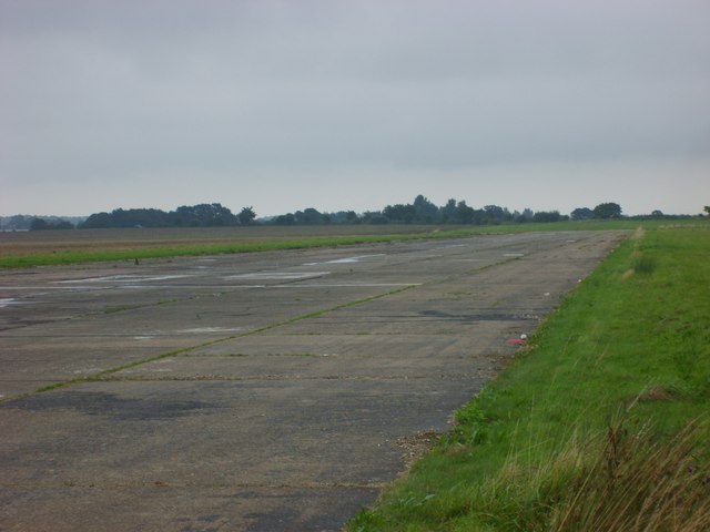 Runway 09/27 Beccles Airfield © John Chorley cc-by-sa/2.0 :: Geograph ...