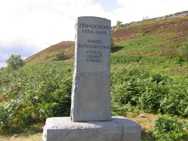 I D Hooson memorial, Trefor