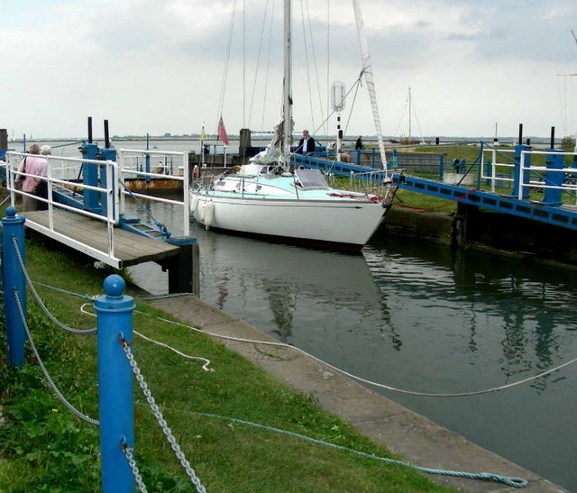 Entering the lock Heybridge  Basin  John Winfield cc by 