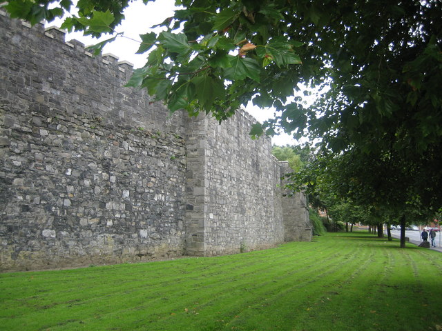 Dublin City Walls © Harold Strong cc-by-sa/2.0 :: Geograph Ireland