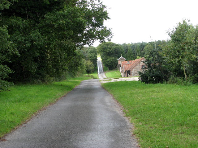 Approach to and road past Hole Farm from the east