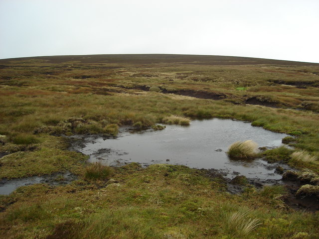 Lochan on the ridge south of Bogha-cloiche