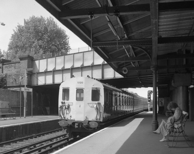 Barnes station © Dr Neil Clifton cc-by-sa/2.0 :: Geograph Britain and ...