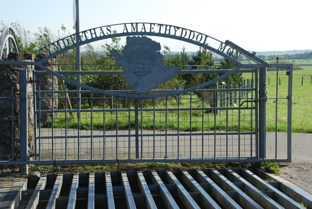 Mynedfa Safle Sioe Môn - Anglesey Showground Entrance
