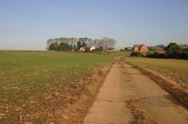 Farm road up to Manor Farm