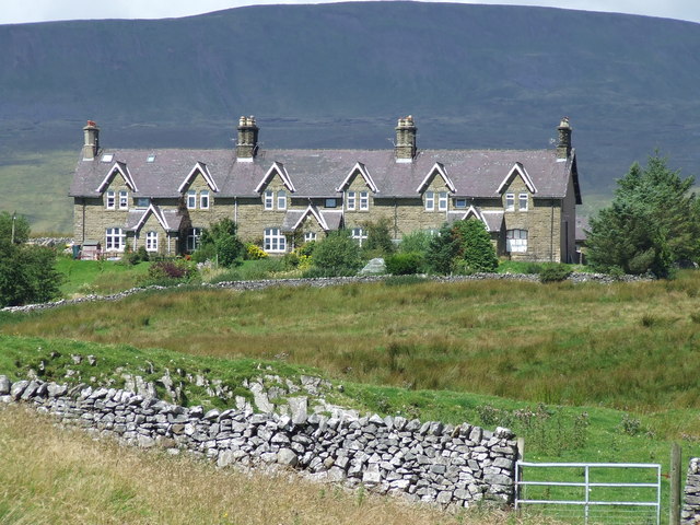 Railway Cottages with Whernside beyond © Roger Nunn cc-by-sa/2.0 ...