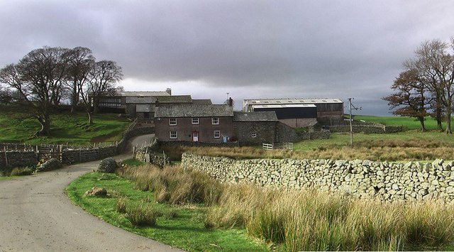 Tailbert Farm © Don Burgess cc-by-sa/2.0 :: Geograph Britain and Ireland