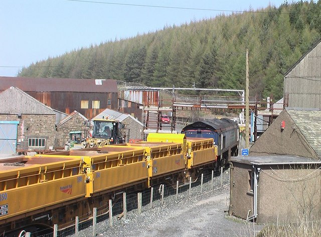 Train loading ballast at Shap Quarry