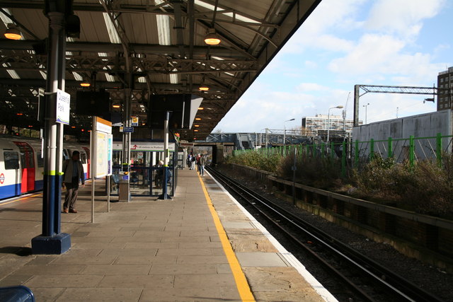 Queens Park Station Platform 4 Looking © Dr Neil Clifton