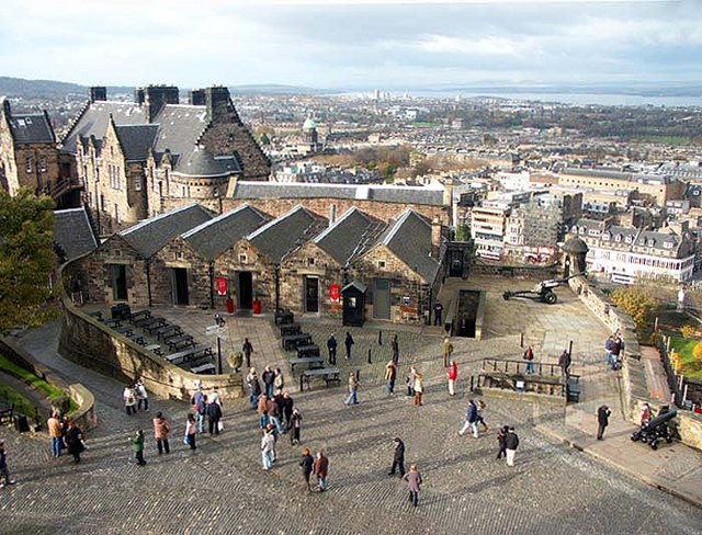 Edinburgh Castle and Redcoat Café © Simon Johnston cc-by-sa/2.0 ...