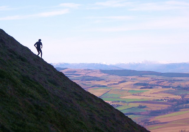 Descending the steep northern flank of West Lomond