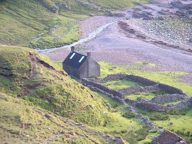 Guirdil bothy © colm curran cc-by-sa/2.0 :: Geograph Britain and Ireland