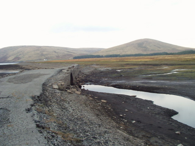 Spelga Dam, old road and bridge