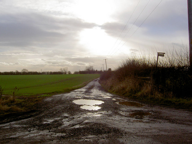 Farm lane to Ruddingwood