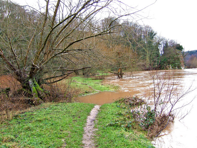 Flooded footpath by River Severn near Blackstone Rock