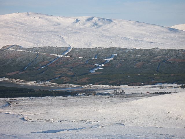 Dalwhinnie © Richard Webb cc-by-sa/2.0 :: Geograph Britain and Ireland