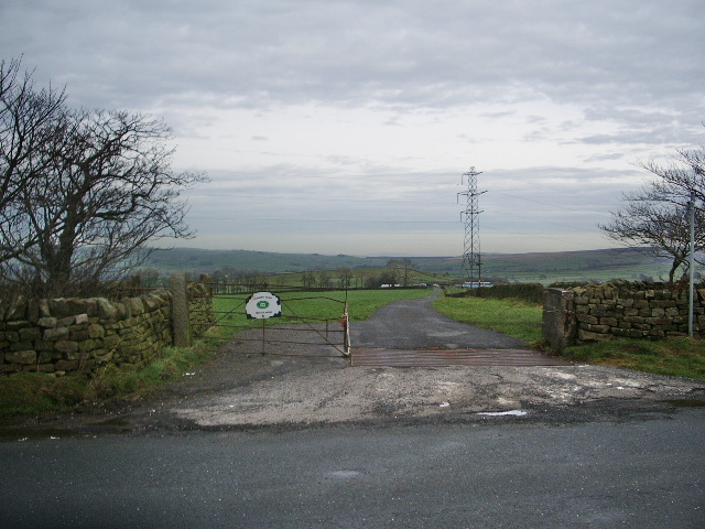 Entrance and road to Doughty Farm
