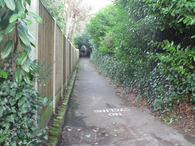Bournemouth: higher footpath to Branksome Wood Road