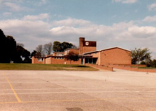 south-harford-junior-school-closed-paul-shreeve-cc-by-sa-2-0