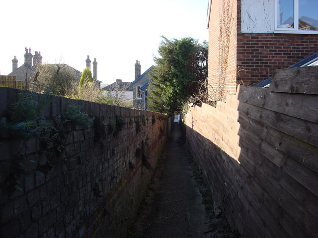 Alley between Queen's Rd and Melford Rd