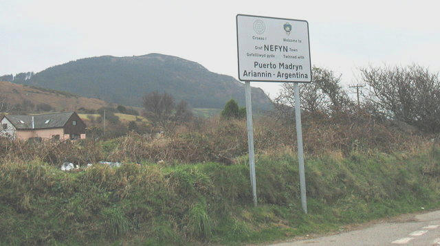Twin town sign on the eastern outskirts of Nefyn
