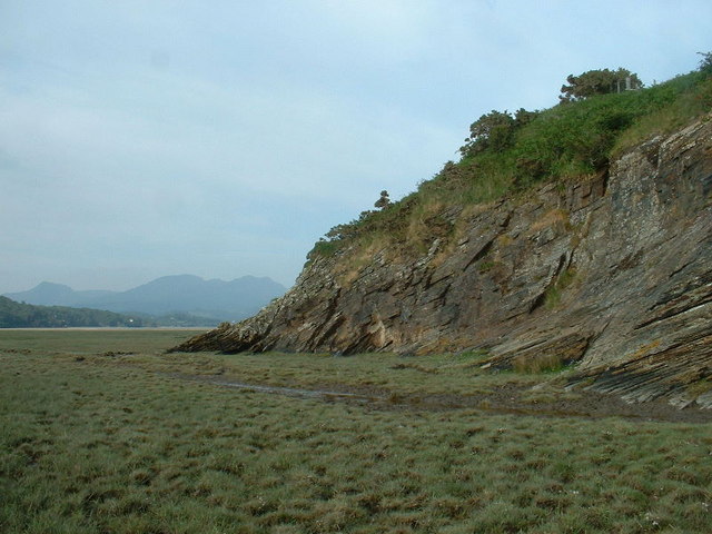 The rocky shore of Ogof Foel