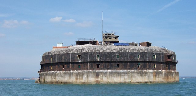 Horse Sand Fort -Solent © Colin Babb cc-by-sa/2.0 :: Geograph Britain ...