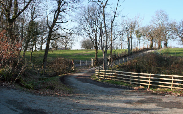 Road To Farm © J Scott cc-by-sa/2.0 :: Geograph Britain and Ireland