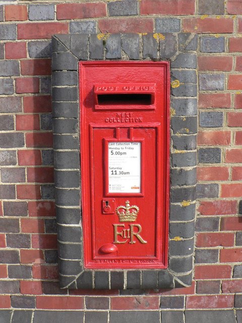 Lymington: postbox № SO41 21, Lymington Town station